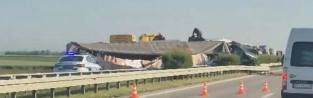 Stravičan prizor: Prevrnuo se kamion na petlji kod Vrbasa, haos na auto-putu ka Novom Sadu (FOTO)