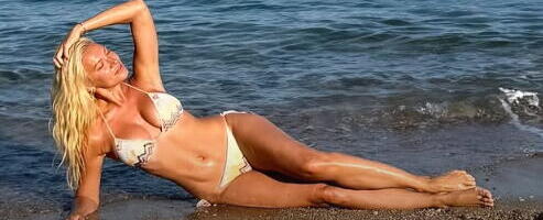VODITELJKA U NAJSMELIJEM IZDANJU OVOG LETA! Pozirala u plićaku, bikini jedva obuzdao bujne obline (FOTO)