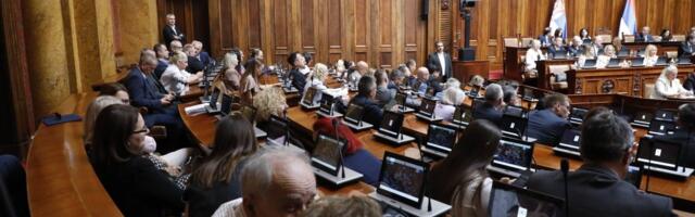 Poslanici u 10 časova nastavljaju raspravu o 18 tačaka dnevnog reda vanrednog zasedanja