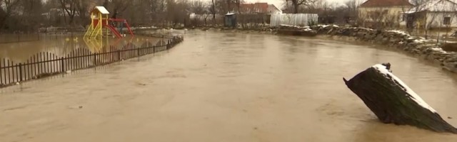 Velike poplave na Kosovu, urušavaju se mostovi, traje evakuacija