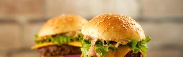 Najbolje zemičke za hamburgere su toliko dobre da ćete ih jesti umesto hleba: Meko testo i hrskava korica oduševljavaju sve koji ih probaju