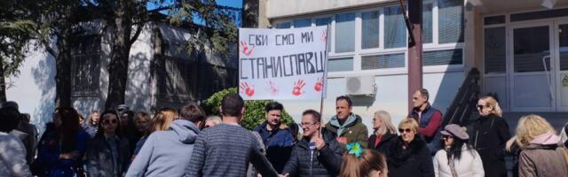 Zaposleni u kragujevačkim školama u akciji podrške kolegi koji je povređen na protestu u Beogradu