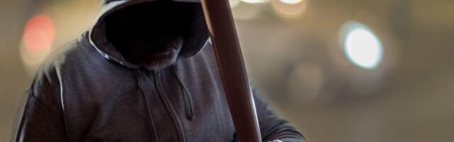 BRUTALAN OBRAČUN NA BATAJNIČKOM DRUMU! Šipkom unakazio kolegu - hitna pomoć intervenisala!