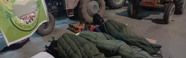 Studenti prenoćili sa poljoprivrednicima u Mrčajevcima (VIDEO)