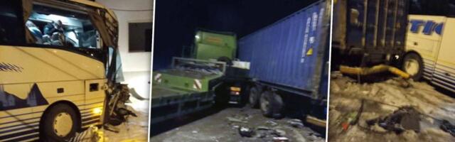 Slike užasa! Jeziv sudar autobusa i tri kamiona - Vatrogasci izvlače povređene (FOTO)