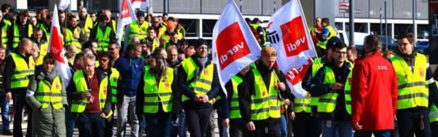 Штрајк упозорења у јавном превозу, обустављени аутобуси и возови