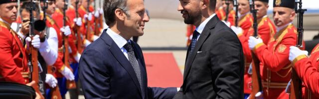 EMANUEL MAKRON STIGAO U CRNU GORU! Na aerodromu ga dočekao Jakov Milatović, dvojica lidera će jedan drugom uručiti NAJVIŠA državna ODLIKOVANJA! (FOTO)