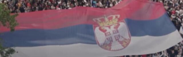 Najveća srpska zastava u istoriji: Preko 500 metara duga i 800 kg teška razvija se ispred skupštine 27. juna