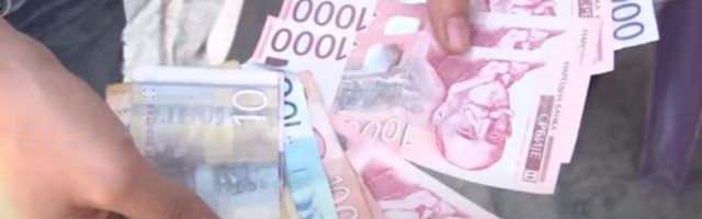 MASKIRAN ULETEO U POŠTU, STAVIO RADNIKU NOŽ POD GRLO, a onda ga prisilio da mu preda... ŠOK CIFRA!