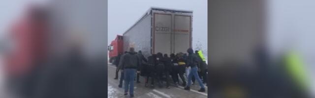 Срби гурају бугарски шлепер на путу код Мокре Горе: Десетак возача удруженим снагама помогли возачу који се попречио