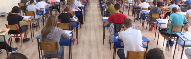 Osmaci danas polagali probni ispit iz matematike, sutra srpski jezik a u nedelju test po izboru