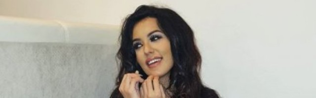 (FOTO) TANJA SAVIĆ BEZ ŠMINKE! Pevačica mesecima nije VIDELA SINOVE, a evo od koga se NE ODVAJA