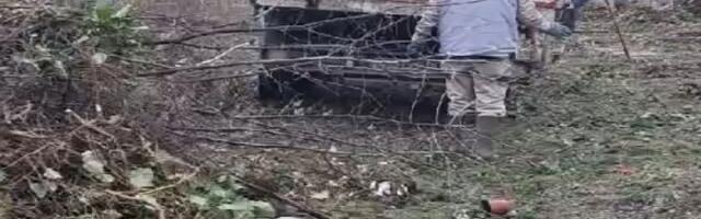 FOTO: "Lisje" na Božić čisti, seče i sređuje katoličko groblje