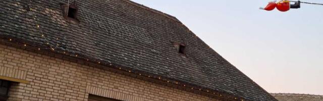 SVI GLEDAJU I TRLJAJU OČI! Scena iz Apatina zbog koje se ljudi osvrću, neko pokušava da se ušunja preko krova (FOTO)