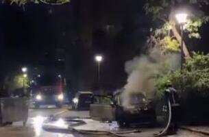 BUKTINJA NA NOVOM BEOGRADU! Zapalio se automobil, gusti dim se širi ulicom: Vatrogasci rade na gašenju buktinje (VIDEO)