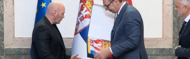 UŽIVO NAJUTICAJNIJI ČOVEK SPORTA DANAŠNJICE KOD VUČIĆA Dejnu Vajtu iz UFC poklonio srpsku zastavu i gusle!