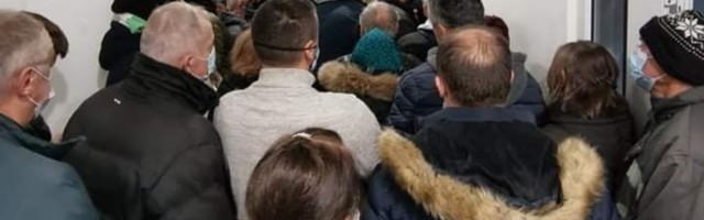 KOVID PAKAO U LOZNICI Čekaju pregled, a jedan drugom dišu u vrat