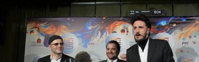 VIDEO ISPARIO Izvođač na PZE slao skrivenu podršku studentima - RTS ih CENZURISAO?