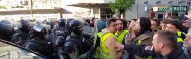 TALAČKA KRIZA ISPRED RTS: Studenti blokaderi opkolili i vozila SAJ! Policija strpljivo prati iživljavanje blokadera