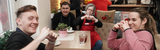 ​Специјални дан у кафићу „Звуци срца: Глумци се придружили запосленима