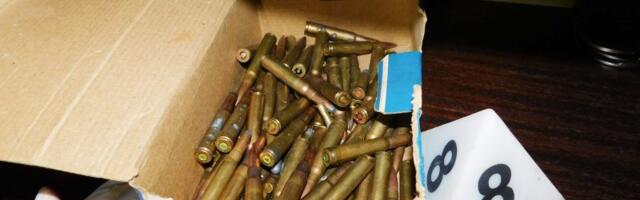 Policija pretresla “BMW” na Batrovcima i pronašla automatsku pušku i gomilu municije