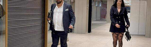 Šok stajling devojke najbogatijeg domaćeg pevača! Kod Amidžića stigla u halterima, kadar otpozadi je "bruka"