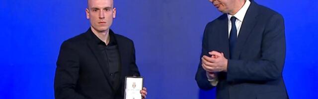 POTRESNA SCENA U PALATI SRBIJA: Sin pokojnog komandanta Dikića primio očevo sretenjsko odlikovanje (FOTO)