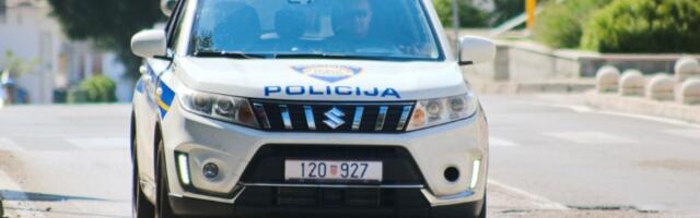 Mladić (20) bez dozvole udario policijski auto i pokušao da pobegne peške