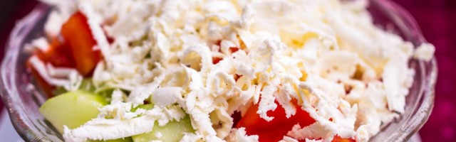 Svi imaju svoju verziju šopske salate, ali ovo je originalni recept