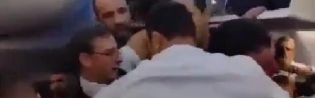 Putnik tokom leta hteo da otvori vrata aviona (VIDEO)