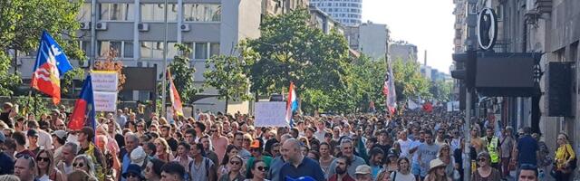 AP: Sve veći protesti postavljaju do sad najveću pretnju srpskom populističkom predsedniku