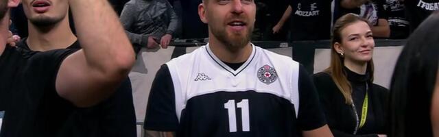 Ovakve scene samo u Beogradu mogu da se vide: Fudbaleri, košarkaši i navijači uglas pevali himnu Partizana!