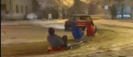 EKSTREMNA ZABAVA NA SNEGU UMALO KOŠTALA ŽIVOTA DVE TINEJDŽERKE: Otkriveno kako je došlo do stravične nezgode tokom sankanja kod Kraljeva!