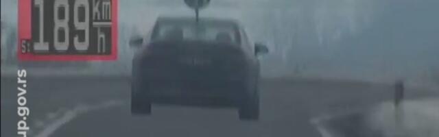 POGLEDAJTE KAKO PRESRETAČI HVATAJU NA AUTO-PUTU! Bahati vozač "audija" divljao sa 189 na sat kod Inđije!  (video)