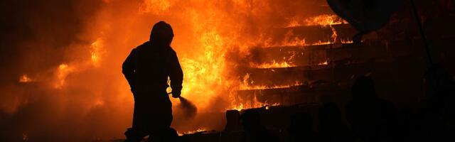 Požar na tribini tokom derbija: Navijači Partizana palili sedišta, Zvezda pobedila