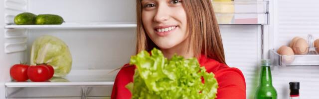 Zelena salata vam je uvenula u frižideru? Nutricionista otkriva trik od 2 sekunde koji joj vraća svežinu!