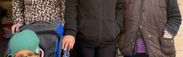 Tri žene i dečak se svakodevno bore sa nemaštinom: Jovan ima cerebralnu paralizu, kupa se u koritu