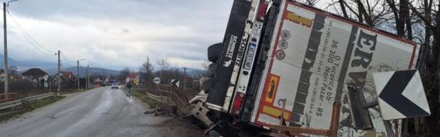 HOROR KOD OSTRUŽNICE! Auto preticao na punoj liniji, šleper sleteo sa outa da ih ne bi udario!