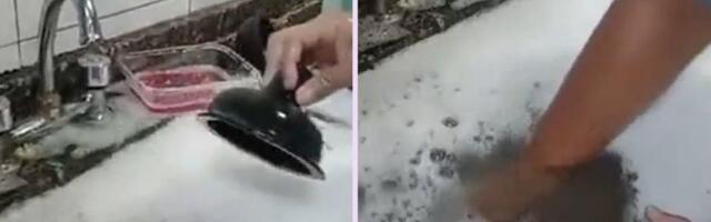 Zapušena sudopera? Jedan sastojak iz kuhinje i vruća voda mogu da reše problem brže nego soda i sirće
