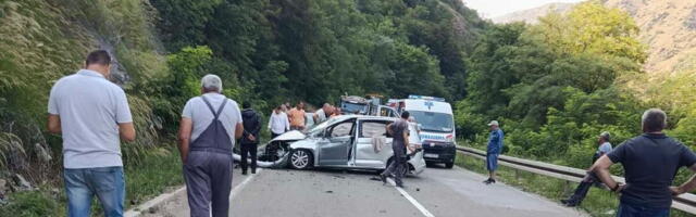 TEŠKA SAOBRAĆAJKA NA IBARSKOJ MAGISTRALI: Udes u mestu Bresnik - strahuje se da ima više povređenih! Auto smrskan, vazdušni jastuci otvoreni...