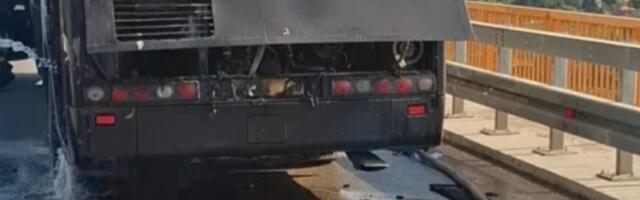 Drama na mostu kod Beške: Zapalio se autobus koji je prevozio fudbalere, zadnji deo vozila progutao plamen (FOTO)