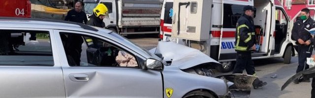 (FOTO) STRAVIČNA NESREĆA NA ZVEZDARI! Zakucao se kolima u banderu, VOZAČ TEŠKO POVREĐEN
