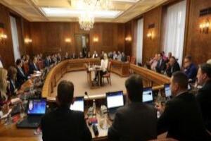 Влада усвојила предлог ребаланса буџета - младима по 5.000 динара, пензионерима повишица