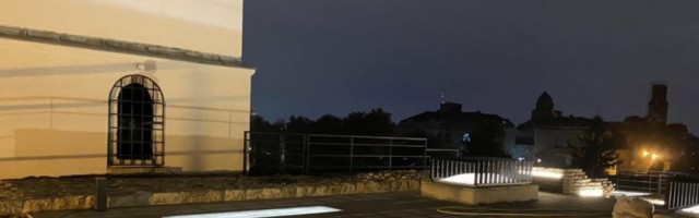 (FOTO) VESIĆ: Radovi na rekonstrukciji Sahat kule polako se privode kraju
