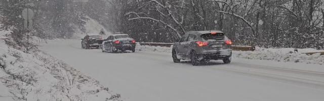 Kolaps na putu kod Nove Varoši, koloni vozila ne vidi se kraj: Sneg napravio ozbiljne probleme vozačima