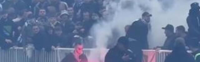ISPLIVAO NOVI HOROR SNIMAK IZ NOVOG PAZARA: Navijači divljali u prvom minutu utakmice, pogledajte šta se desilo na tribinama!