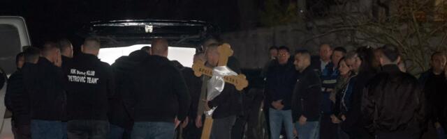 Beli kovčeg sa telom nastradalog Dragana stigao u porodični dom, Darko Lazić slomljen od tuge! JECAJI ODZVANJAJU BRESTAČEM!