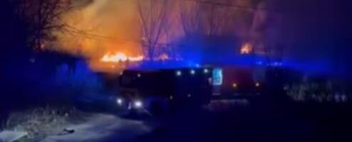 UGAŠEN POŽAR U BLOKU 45: Stihija na Savskom nasipu progutala krov, nema povređenih