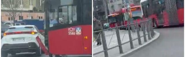 Sudar u kružnom toku na Slaviji: Odvaljen ceo prednji deo gradskog autobusa, stvorila se kolona
