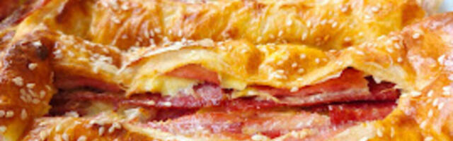 Gurmanluk koji se pamti: Pita sa šunkom i sirom neodoljivo je dobra, a jedna tepsija biće vam malo